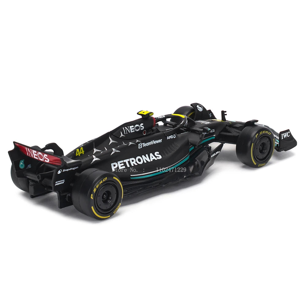 Miniatura Mercedes W14 Lewis Hamilton / George Russell